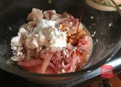 Illustration of how to stir-fry shredded pork with king oyster mushroom 3