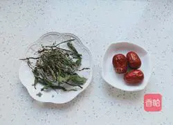 Illustration of how to make dandelion red date tea 3