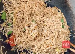 Illustration of how to make steamed braised noodles with soybean sprouts and beans 10