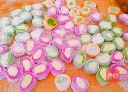 Illustration of how to make colorful dumplings during the Spring Festival 1