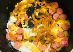 Illustration of how to make stir-fried noodles with eggs, ham, pickled mustard 4