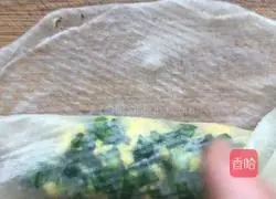 Illustration of how to make egg rolls with dumpling skin 10