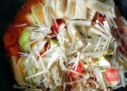 Illustration of how to make tomato sauce, luffa and mushroom soup 10