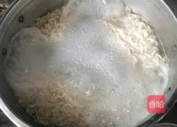 Illustration of how to make fried instant noodles with meat skewers 2