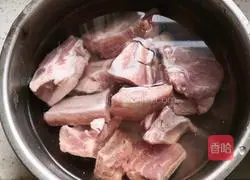 Illustration of how to make carrot, yam and pork ribs soup 1