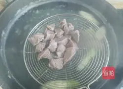 Illustration of carrot, yam and mutton soup 6