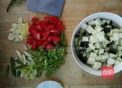 Illustration of making braised noodles with diced eggplant 3