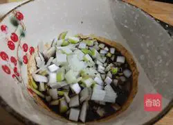 Illustration of how to make pork with pickled vegetables 3