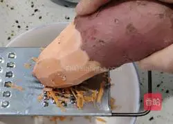 Illustration of how to make sweet potato egg pancake 2