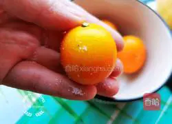 Illustration of how to make kumquat, snow pear and red date soup 2