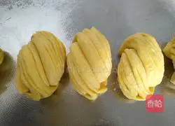 Illustration of how to make golden thousand-layer flower roll 12