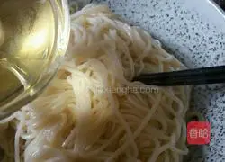 Illustration of how to make Yibin noodles 10