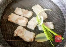 Illustration of how to make pork ribs and lotus root soup 4