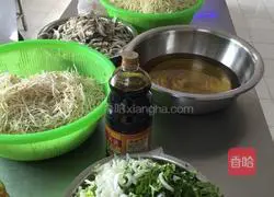 Illustration of how to make three fresh fried noodles 1