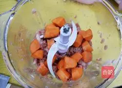 Illustration of how to make carrot, corn and pork dumplings 3