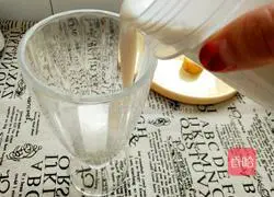 Illustration of how to make banana milkshake 3