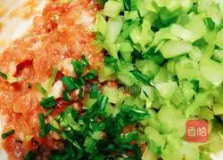 Illustration of how to make pork and celery wontons 3