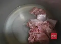 Illustration of how to make carrot stewed pork ribs 1