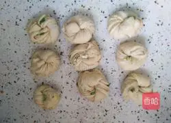 Illustration of making salt and pepper rolls 11