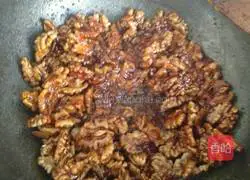 Illustration of how to make caramel walnuts 5