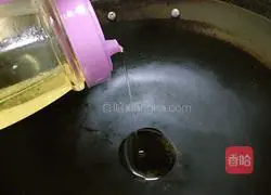 Illustration of how to make banana egg pancake 7