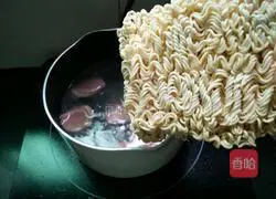 Illustration of how to make ham sausage, egg and vegetable noodles 6