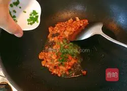 Illustration of how to make shredded pork and egg custard 9