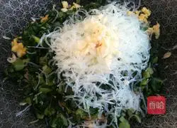 Lettuce leaves Illustration of how to make steamed buns 6