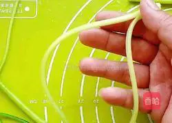 Illustration of how to make cold garlic sprouts 3