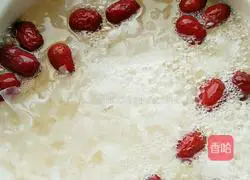 Illustration of how to make rock sugar, white fungus and red date soup 6