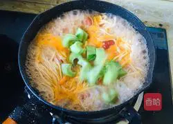 Illustration of how to make tomato and vegetable noodle soup 7