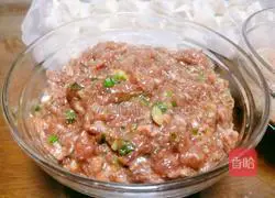 Illustration of how to make fresh meat ingot wontons 10