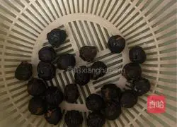 Illustration of Tremella Fungus, Longan and Red Date Soup 2