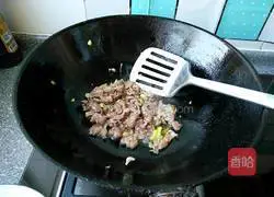 Illustration of how to stir-fry shredded pork with yellow garlic 4