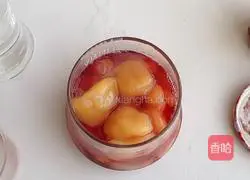Illustration of how to make lychee and cranberry drink 7
