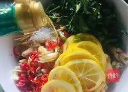 Upgraded version website Illustration of how to make chicken feet with red vine pepper 11