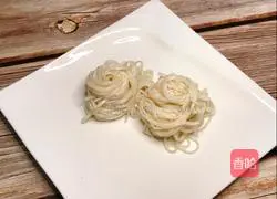 Illustration of how to make cold shredded chicken noodles 18