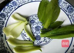 Illustration of how to make vegetable leaf pork liver paste 3