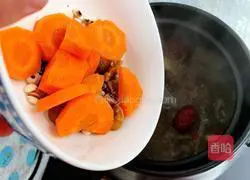 Illustration of how to make Poria Pork Bone and Dampness Removing Soup 9