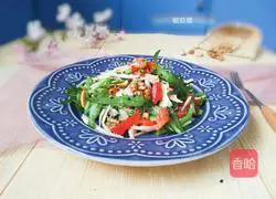 Illustration of how to make shredded chicken and bitter chrysanthemum in fat-reducing and slimming salad 9