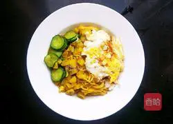 Illustration of how to make curry potato and egg noodles 9