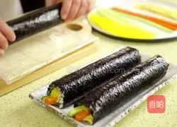 Illustration of how to make tuna and seaweed rice rolls 13