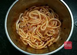 Illustration of how to make QQ noodles with chili sauce 10