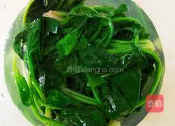 Illustration of how to mix spinach with peanuts 8