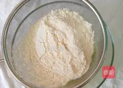 Illustration of how to make spinach juice egg rolls 6