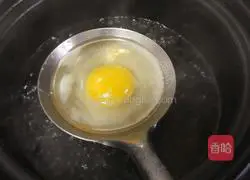 Illustration of how to make spiced omelette 3