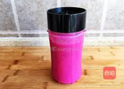 Illustration of how to make banana and dragon fruit yogurt cup 7