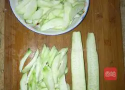 Illustration of how to make loofah and egg drop soup 4