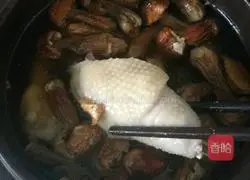 Illustration of how to make pine mushroom and Yao chicken soup 6