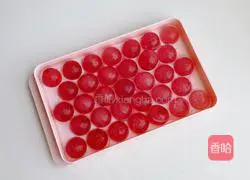 Illustration of how to make cranberry drink with horse hoof popping beads 2